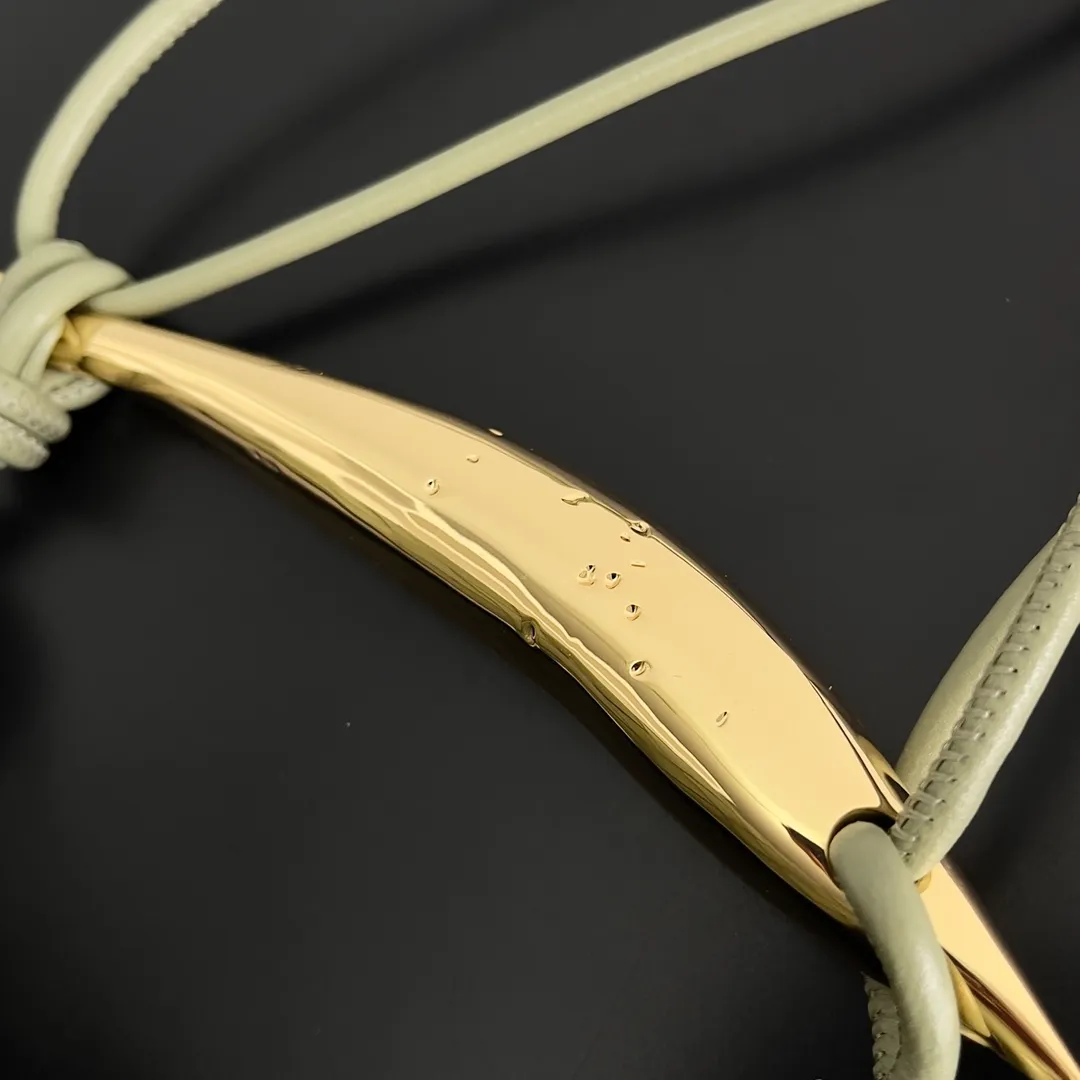 Batch of 1260 BV Mini Sardine is coming‼ ️Super high-end, stainless steel hardware + 24k real gold plating process, fish scales (concave and convex positions) are the finishing touch, the sardine bag that can be carried cross-body is completely beautiful to the heart. The metal element handle and the weaving are perfectly combined to completely integrate the artistic sense and elegance and fashion. It is really like a work of art🏺The large size is elegant, the small size is exquisite and cute, a must-have item for fashionistas, and the details are perfectly reproduced. Style number: 744267 Size 20*12*2.5